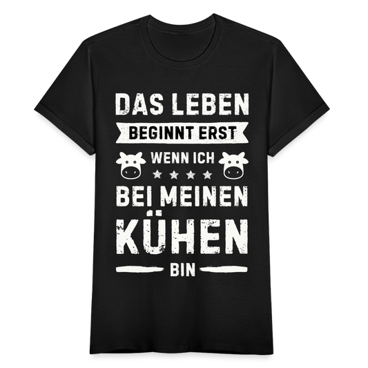 Frauen T-Shirt "Das Leben beginnt erst wenn ich bei meinen Kühen bin" - Schwarz