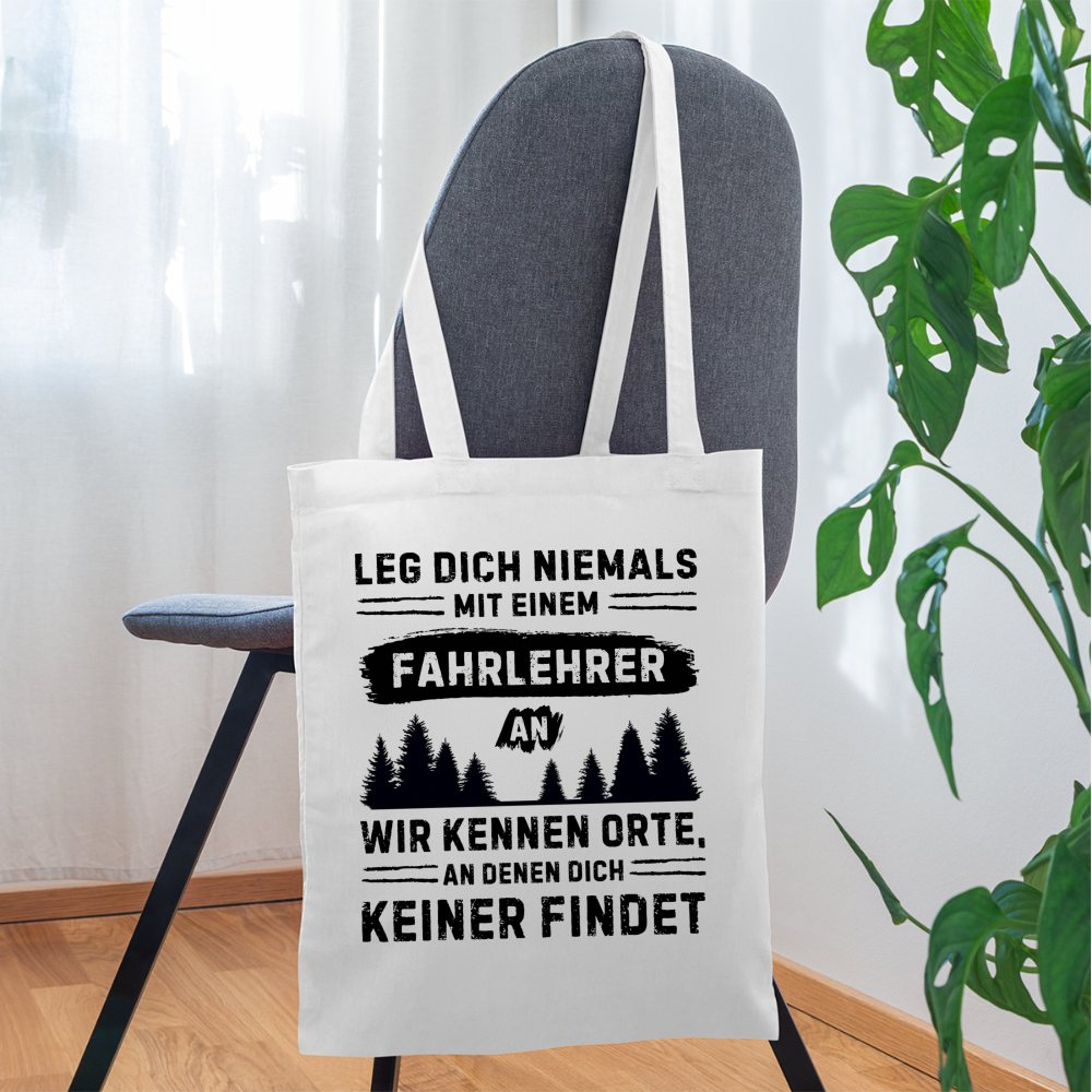 Stoffbeutel "Leg dich niemals mit einem Fahrlehrer an. Wir kennen Orte, an denen dich keiner findet" - weiß