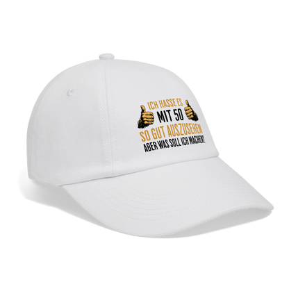 Baseballkappe "Ich hasse es mit 50 so gut auszusehen, aber was soll ich machen?" - Weiß/Weiß