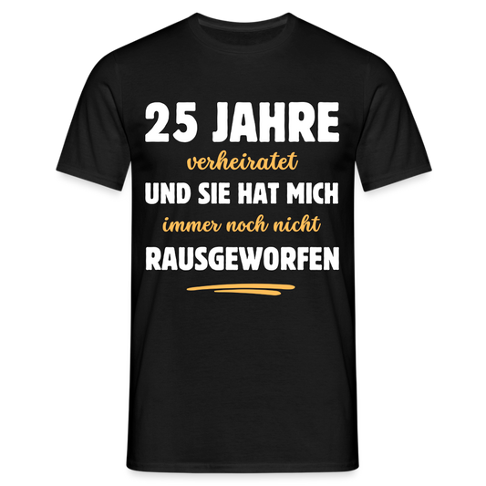 Männer T-Shirt "25 Jahre verheiratet und sie hat mich immer noch nicht rausgeworfen" - Schwarz