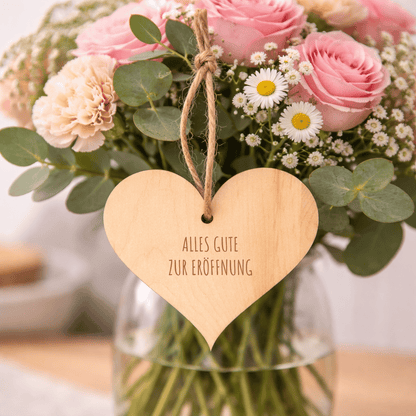 Zirbenholz-Herz mit "Alles Gute zur Eröffnung" Gravur Blumenstrauß