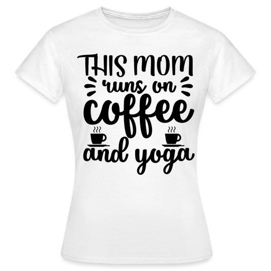 Frauen T-Shirt "This mom runs on coffee and yoga" - weiß