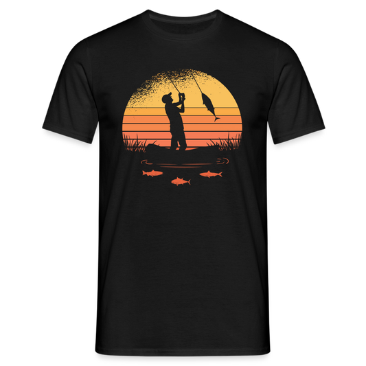 Männer T-Shirt "Angler im Sonnenuntergang" - Schwarz